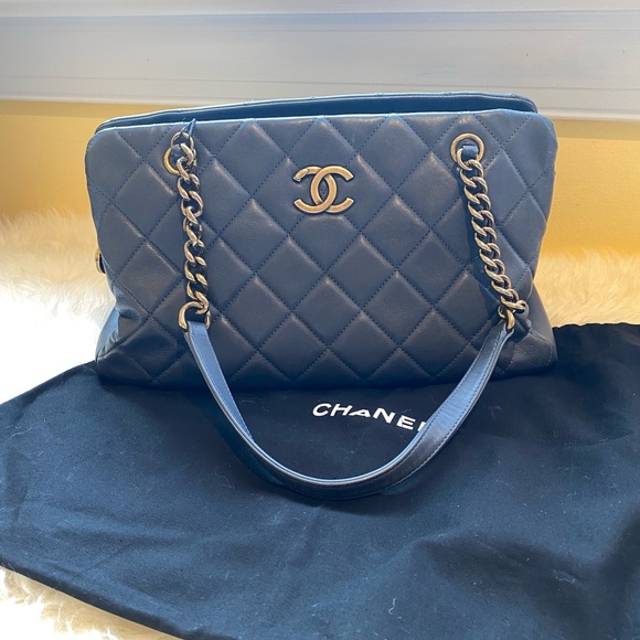 Authentic Chanel tote - Picture 2 of 16